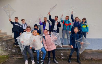 Ustvarjalni tehniški dan: Petošolci izdelali svoje zmaje